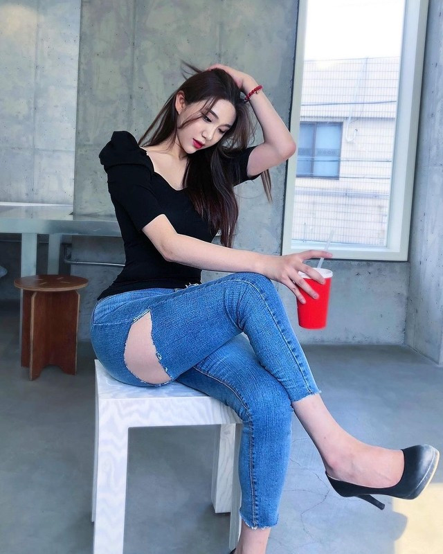 Theo dõi trang cá nhân của Kim Hyun Young có thể thấy người đẹp có cách ăn vận tôn dáng.