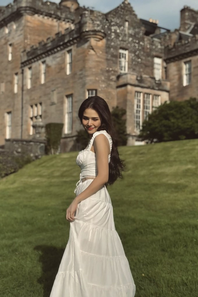 Trong bộ ảnh ngẫu hứng chụp tại một lâu đài nằm xa thủ đô Edinburgh, Phanh Lee diện áo crop-top kết hợp chân váy trắng cảm hứng cổ điển, hòa vào khung cảnh xanh mướt của cây cỏ.