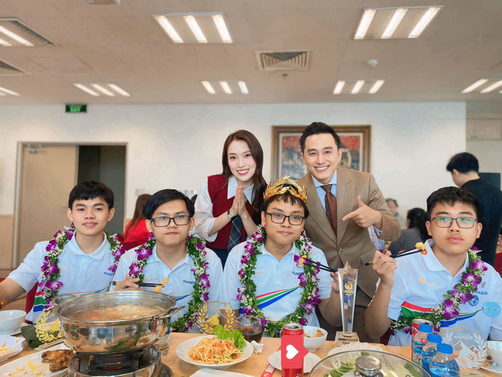 "Tôi cảm thấy vinh dự khi được đóng góp một phần nhỏ cho cuộc thi. Chương trình diễn ra suôn sẻ, thành công là sự đóng góp của rất nhiều anh chị trong ê-kíp, mọi người làm việc liên tục, hết sức mình”, Khánh Vy chia sẻ.