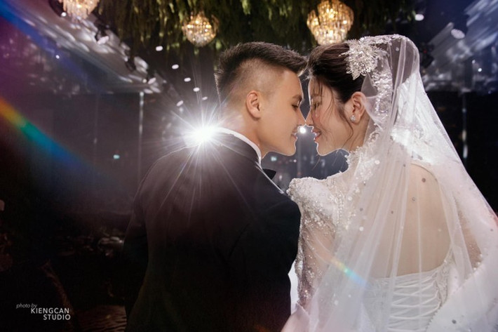 Trước đó, vợ Quang Hải gây chú ý khi rao bán xe. Được biết, ban đầu vợ Quang Hải dự định sử dụng xe cho hoạt động quay số trúng thưởng trong phiên bán hàng online. Tuy nhiên, trước tình hình khó khăn của các tỉnh miền Bắc đang chịu ảnh hưởng bởi bão lũ, Chu Thanh Huyền đã quyết định bán xe để quyên góp toàn bộ số tiền cho công tác cứu trợ.