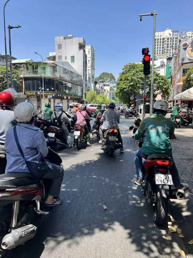 Kín mít từ đầu đến chân, không hở một milimet nào là tình trạng của nhiều người khi ra đường trong thời tiết nắng nóng.