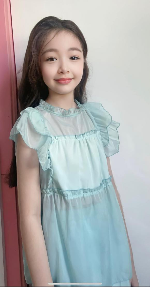 Từ khi chào đời, ngoại hình nổi bật của 2 thiên thần lai Tây nhà Elly Trần liên tục "gây sốt" vì quá đáng yêu. Trong đó, Cadie Mộc Trà càng lớn càng trổ đường nét xinh đẹp, thanh tú. Cô bé có đôi mắt to tròn long lanh, mi dài cong vút và chiếc mũi cao. Cadie được nhận xét thừa hưởng nhiều nét đẹp của mẹ và nét lai Tây từ bố.