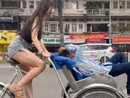 Ghi lại các hoạt động mưu sinh này, Kim Hye Soo thu hút sự chú ý lớn từ cộng đồng mạng.