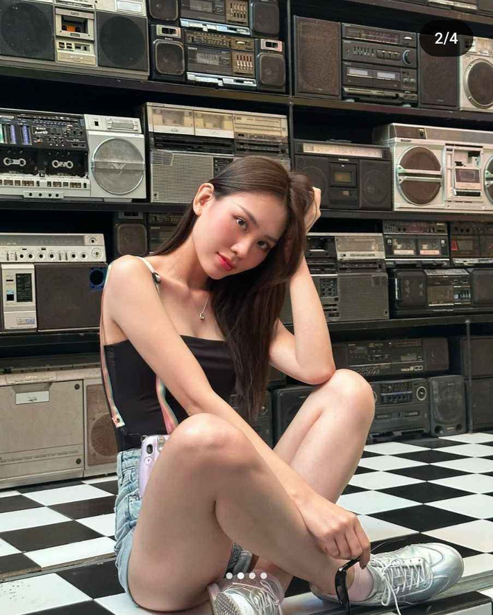 Ngay sau khi đăng tải những bức ảnh với quần siêu ngắn, Mai Phương nhận được nhiều lời khen với set đồ cá tính.