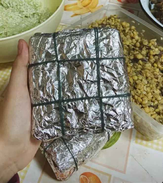 Ngoài ra, nếu dùng giấy bạc để chế biến thức ăn, PGS.TS Nguyễn Đình Quân cũng lưu ý bạn trẻ không nên dùng quá nhiều và thường xuyên trong nấu nướng. Nên chọn loại sản phẩm chất lượng, đảm bảo. Dấu hiệu nhận biết giấy nhôm chất lượng là có kết cấu chắc, bền, bề mặt nhẵn, dày đều. Không nên dùng loại giấy nhôm đã bị ăn mòn vì nước, oxy hóa xỉn màu... Vì nhôm oxit hoặc các muối nhôm khi đó dễ phản ứng hoặc hòa tan vào dung dịch muối của thức ăn hơn.