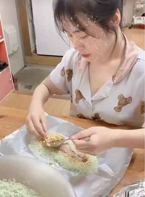 Trào lưu gói bánh chưng bằng giấy bạc được cho là xuất phát từ tài khoản TikTok có tên @huyenmiu333, một cô gái quê ở tỉnh Thanh Hóa đang sinh sống và làm việc tại Nhật Bản.