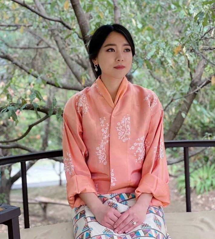 Công chúa Eeuphelma Choden Wangchuck (SN 1993) là em gái cùng cha khác mẹ của Quốc vương Bhutan - Jigme Khesar Namgyel Wangchuck.