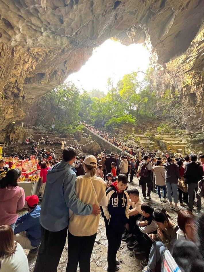 Với phong tục đầu năm đi chùa cầu bình an nên ngay ngày mùng 4 Tết, dù chưa phải ngày khai hội, nhưng chùa Hương - Hà Nội đã đón lượng khách lớn.