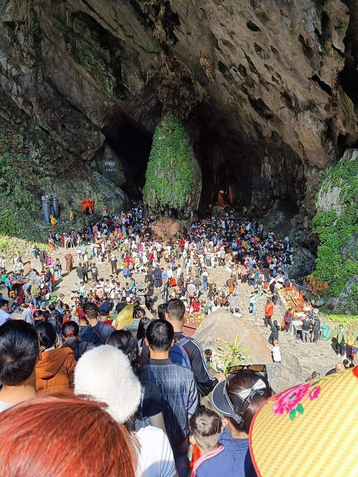 Những địa điểm tại quần thể chùa Hương như động Hương Tích, chùa Thiên Trù hay đền Thánh Cả đã đông đúc khách thập phương tới tham quan, lễ bái.