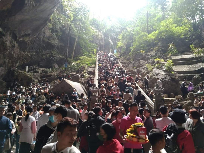 Quang cảnh được ghi lại trong động Hương Tích chùa Hương trong ngày mùng 4 Tết Giáp Thìn.