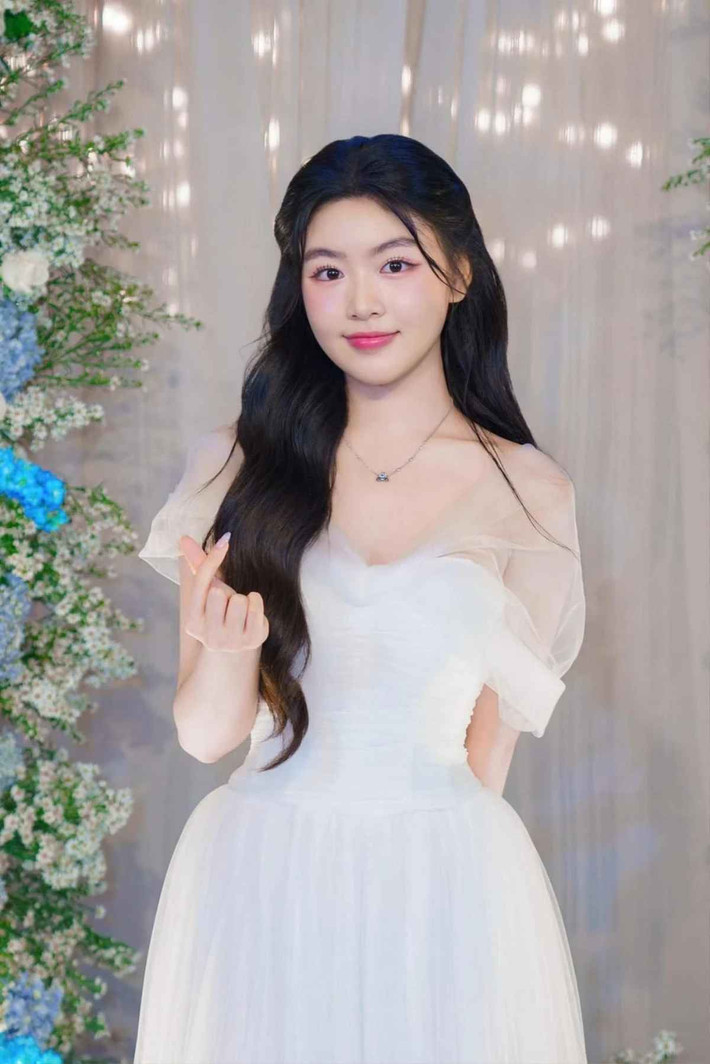 Lọ Lem nổi bật với ngũ quan hài hòa, làn da trắng cùng đôi chân dài miên màn.