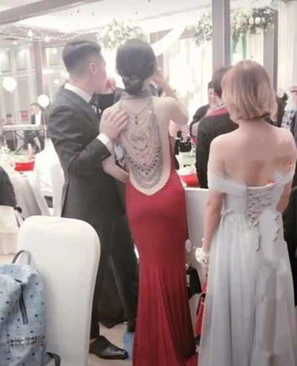Biết rằng cô gái sở hữu vóc dáng đẹp, dáng đi, đứng thẳng lưng cũng giúp cô trông khí chất và cuốn hút hơn, song việc lựa chọn một chiếc váy gợi cảm như trên mặc trong hôn lễ của mình thật sự chưa phù hợp.