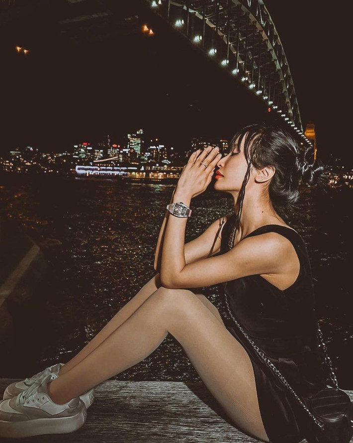 Không quá cao như các siêu mẫu nhưng Mina Phạm lại có tỷ lệ cơ thể rất đẹp, nhất là đôi chân dài thẳng tắp, đây cũng là tiền đề để cô nàng diện những chiếc váy ngắn theo cách hoàn hảo.