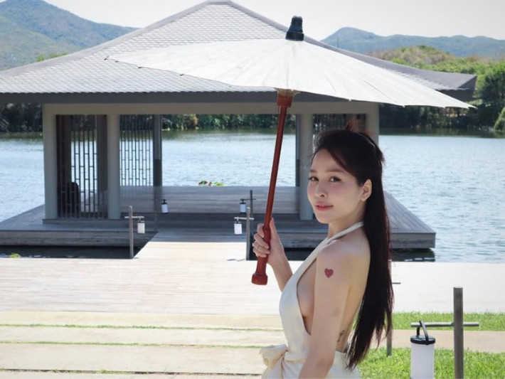 Cách đây chưa lâu, Trâm Anh bất ngờ gây sốt trở lại với bức hình lên đồ để đi "chữa lành" thu hút sự chú ý của cộng đồng mạng. Tại đây, cô diện bikini nhỏ xíu mong manh, với góc nghiêng thần thánh khoe vóc dáng quyến rũ của mình.
