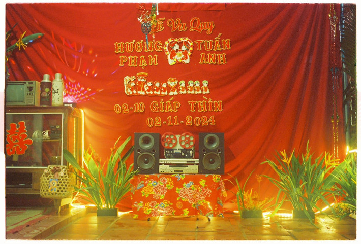"Tôi tìm đến các ông, bà trong họ hàng để mượn thêm trang phục thời trang ngày xưa, bàn ghế thì mượn hàng xóm nhà cô dâu", chàng rể nói.