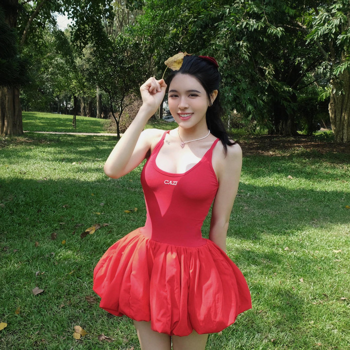 Trên trang cá nhân, Bích Hạnh còn ghi rõ bản thân đang đảm nhận nhiều công việc cùng lúc như: Cổ đông của một nhà hàng BBQ ở Nam Định, huấn luyện viên thể hình online, cổ đông của một quán cà phê sang chảnh ở Hà Nội, đồng sáng lập của trung tâm đào tạo pha chế nước. Điều này cho thấy, người yêu Vũ Văn Thanh là một cô gái độc lập về tài chính, có đầu óc kinh doanh và tài chính vững chắc.