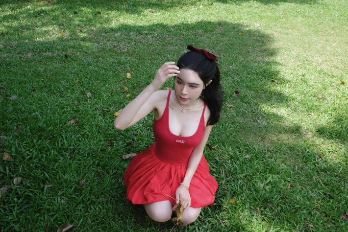 Người đẹp đến từ Nam Định sở hữu phong cách ăn mặc nóng bỏng cùng nhiều món đồ hiệu đắt đỏ lên đến hàng trăm triệu.