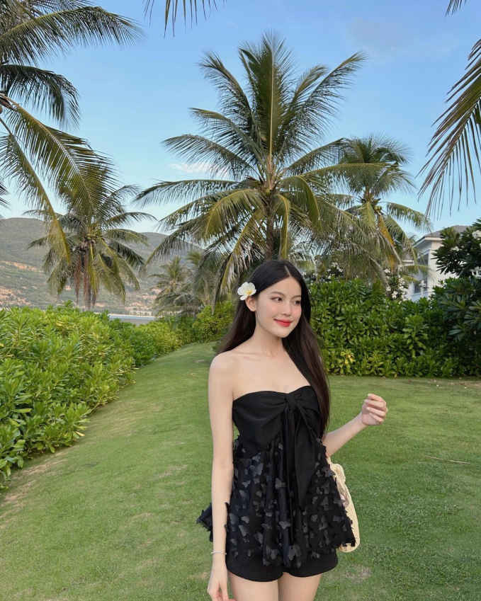 Bạn gái HIEUTHUHAI cho biết trước đây từng không thích môi dày vì thường bị bạn bè trêu chọc nhưng giờ đây lại yêu hết mọi điều của bản thân. Ngoài ra, việc Tăng Mỹ Hàn niềng răng cũng giúp nhan sắc của cô nàng thăng hạng thêm nhiều phần.