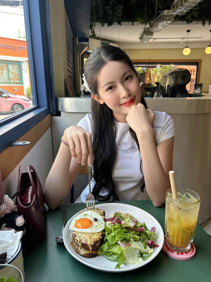 Nhiều người cho rằng nhìn bạn gái HIEUTHUHAI qua camera thường thậm chí còn đẹp hơn cả những bức ảnh cô bạn tự đăng tải trên MXH.