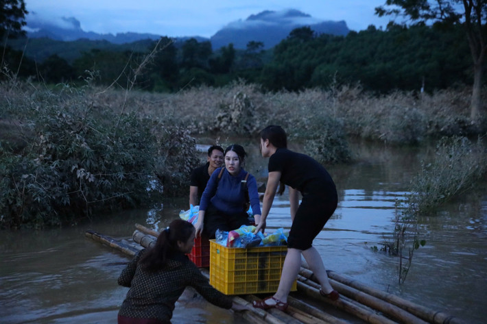 Di chuyển trong đêm khó khăn, nhưng 2 đoàn cứu trợ rất nỗ lực để mang nhu yếu phẩm đến tận tay người dân một cách kịp thời.