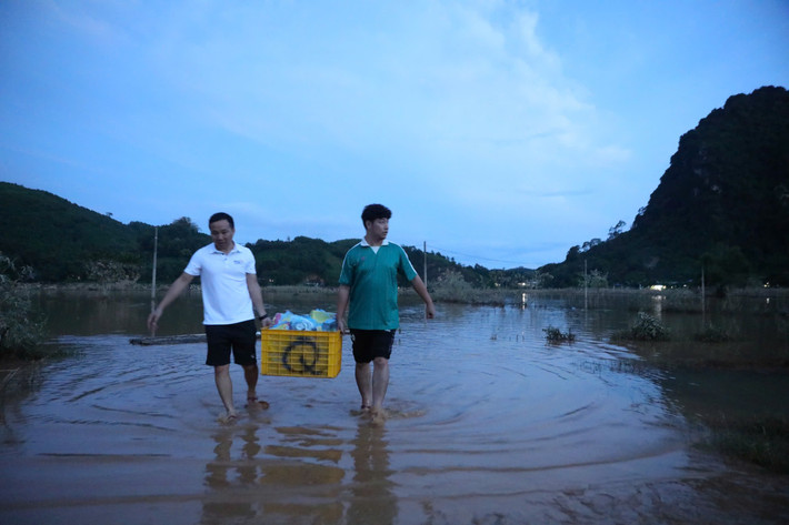 Do bị chia cắt nên việc di chuyển vào thôn 2 Thống Nhất - Hàm Yên - Tuyên Quang vô cùng vất vả.