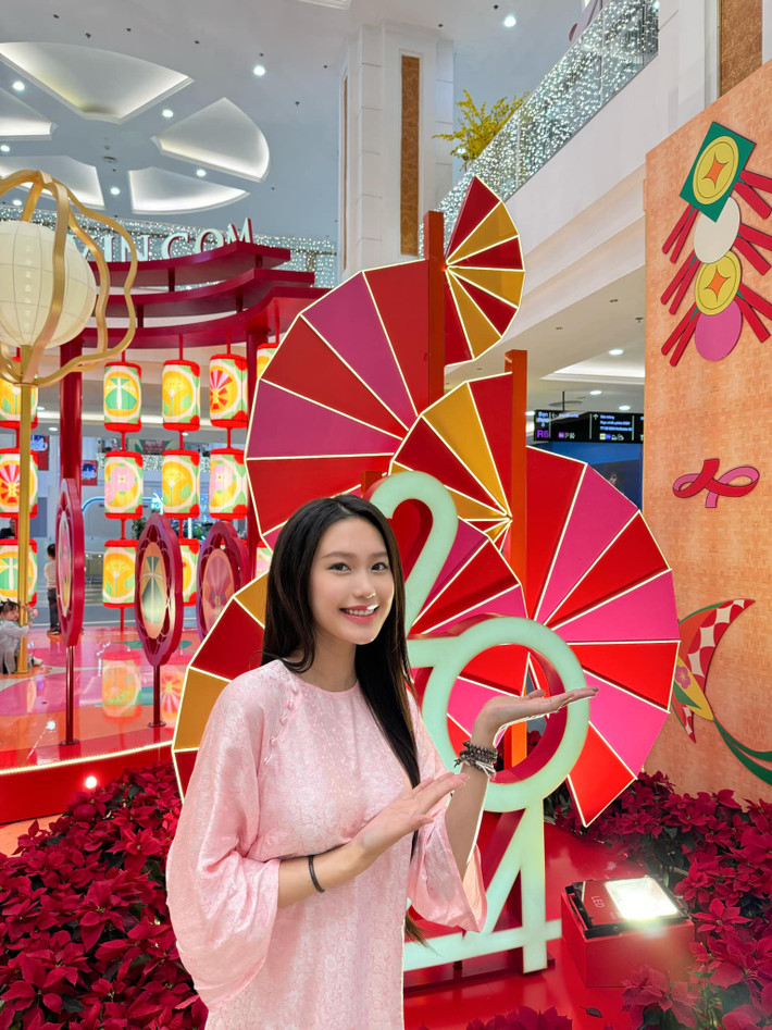 Ngoài ra, ấn tượng không kém là tủ rượu vang phía sau lưng Hải My với đầy ắp những chai lớn nhỏ đến từ nhiều thương hiệu khác nhau. Văn Hậu chắc chắn đã chi không ít tiền cho thú vui xa xỉ này.
