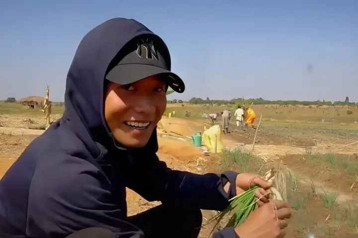 Ngoài khoản thu nhập "khủng" từ YouTube, Quang Linh còn là phó chủ tịch một thương hiệu nước hoa tại Việt Nam, hợp tác cùng Hoa hậu Thùy Tiên. Anh cũng sở hữu nhiều tài khoản mạng xã hội có cả triệu người theo dõi. Bởi vậy, nhất cử nhất động của 9X xứ Nghệ luôn nhận về sự quan tâm của khán giả.