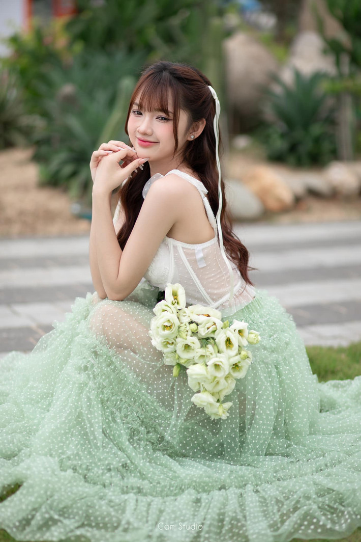Hồng Nhung sở hữu thành tích học tập ấn tượng, luôn giành được học bổng trong mỗi kỳ học. Là bí thư chi đoàn, cô thường xuyên tham gia các hoạt động của đoàn hội, nhận được giấy khen, giấy chứng nhận của Đoàn trường Sư phạm.