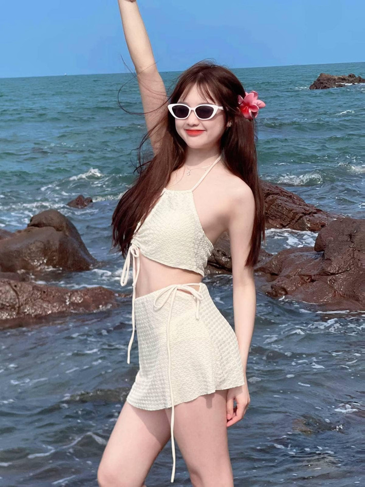Theo dõi trang cá nhân của cô giáo trẻ Hồng Nhung nhiều người "đứng ngồi không yên" với nhan sắc đời thường của cô nàng.