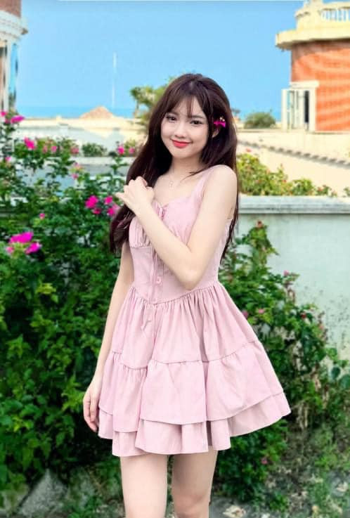 Cách đây 4 năm, Hồng Nhung từng “gây bão” dân mạng bởi loạt ảnh nữ tình nguyện viên xinh đẹp trong kỳ thi tốt nghiệp THPT 2020.