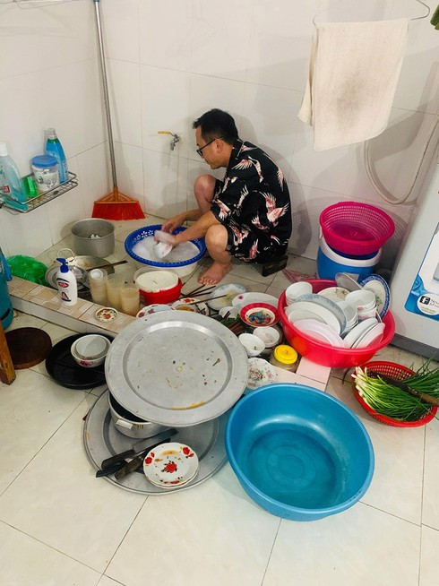 Thậm chí, nhiều người còn đưa ra quan điểm việc ăn uống càng giản tiện thì càng dễ chịu, miễn sao không khí bữa ăn vui vẻ và ấm áp.