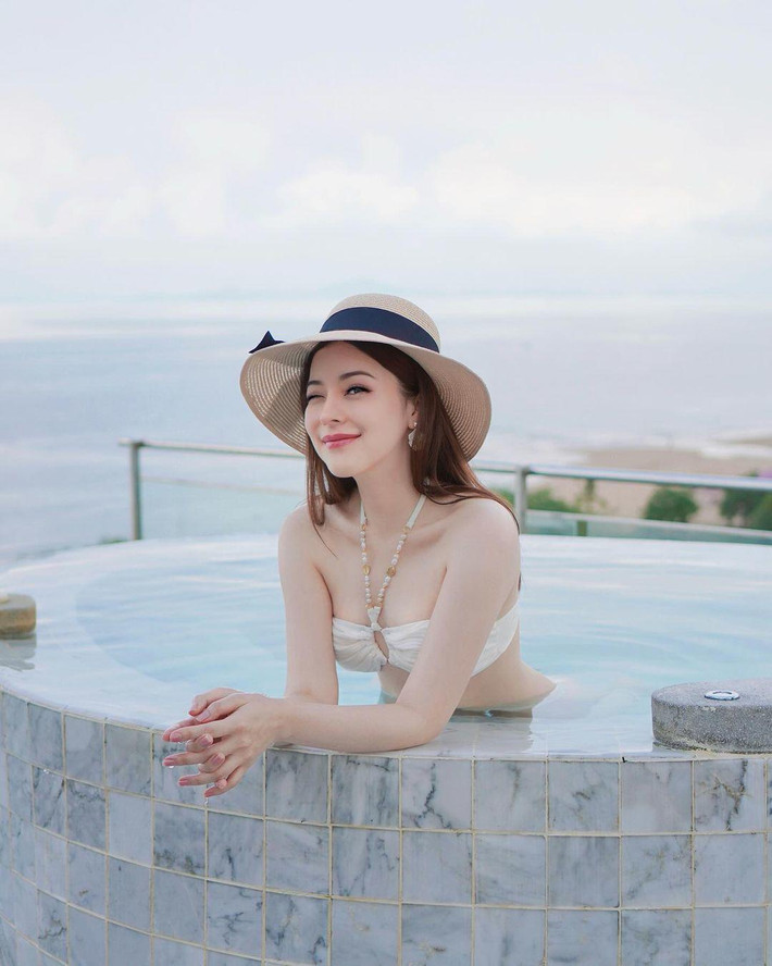 Mới đây trên trang Instagram cá nhân, nữ "phi công đẹp nhất lịch sử hàng không Thái" Evelyn Sriabhandha gây chú ý khi đăng tải loạt ảnh diện đồ bơi, khoe sắc vóc ngọt ngào, quyến rũ trong chuyến du lịch mới.