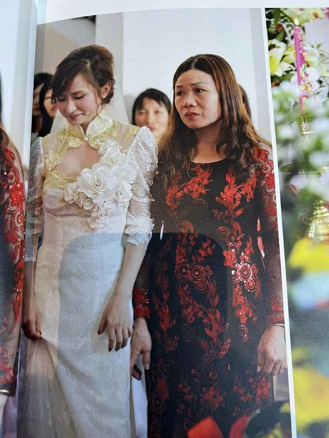 Dân mạng tinh mắt còn nhìn ra trong đám cưới Minh Nhựa có bó hoa cưới làm từ hoa địa lan xanh.