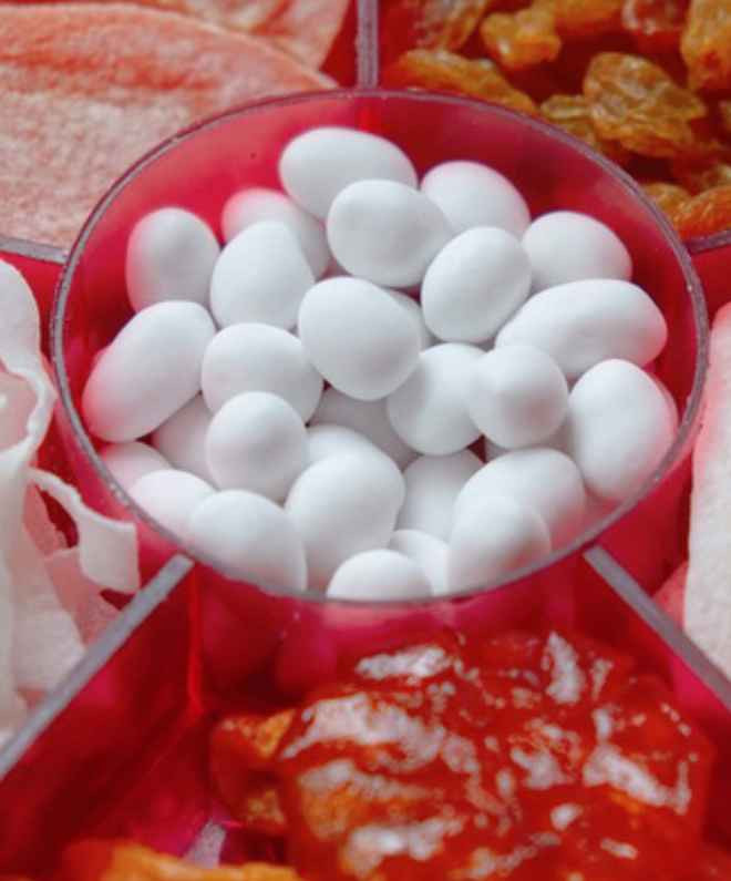 Nhưng cũng vì vậy mà khi chúng lớn lên, "trứng chim" hay còn gọi là mứt lạc cũng trở thành ví dụ điển hình cho nỗi ám ảnh ngày Tết...
