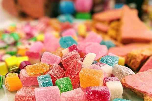 Không chỉ kẹo ngô mà nỗi ám ảnh này còn lan sang cả kẹo dẻo bảy màu.
