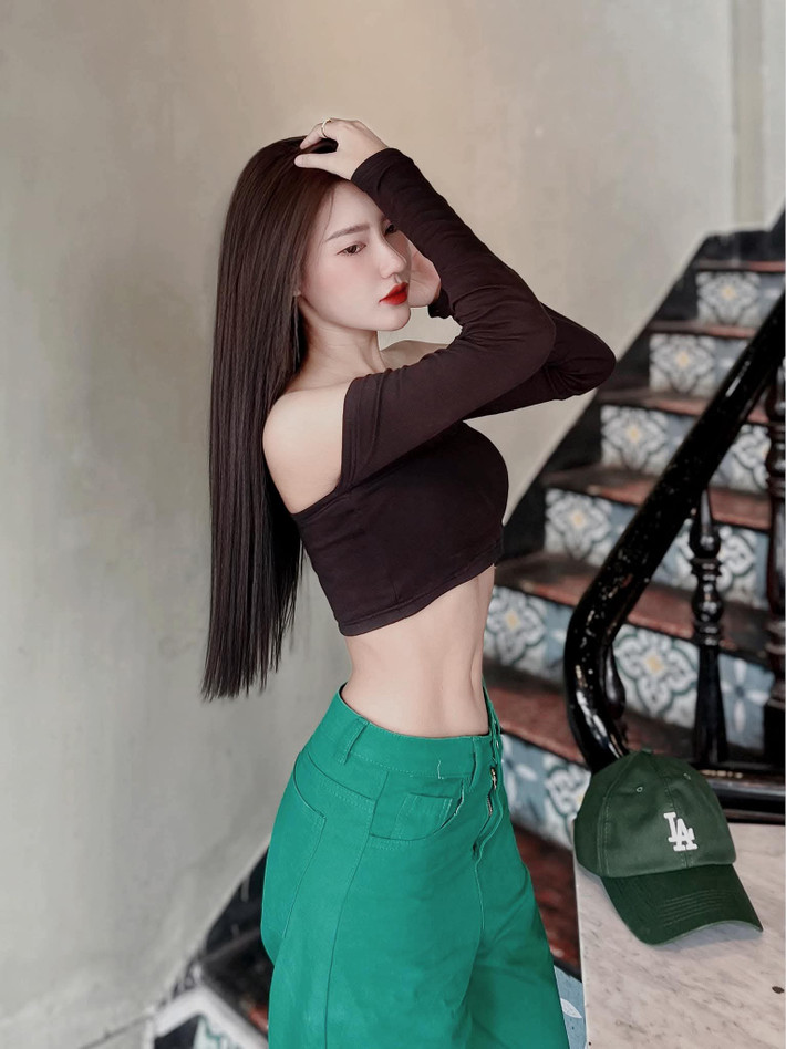 Tường Linh thường xuyên diện những bộ trang phục khoe vòng eo "con kiến", cơ bụng săn chắc.