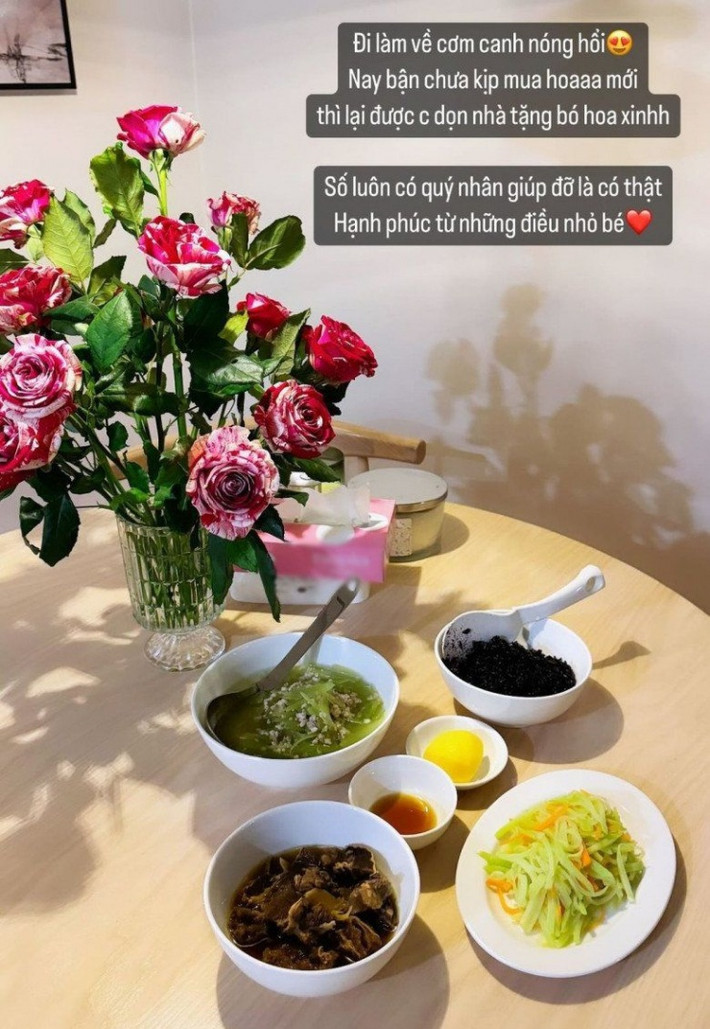 MC Mai Ngọc tự nấu ăn ở nhà, cô đang chế biến món ăn có nguyên liệu vừa tốt cho sức khoẻ, vừa giúp cô nàng giữ dáng và no lâu.