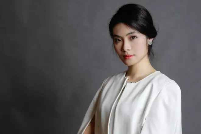 Trần Thị Quỳnh Ngọc sinh năm 1990. Cô là con gái của doanh nhân quá cố Trần Văn Cường và Chủ tịch đương nhiệm Tập đoàn Nam Cường Lê Thị Thúy Ngà.