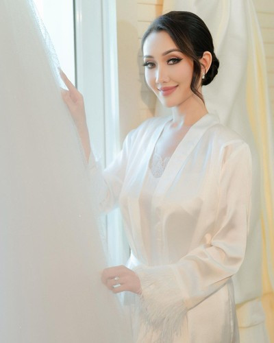 Linnie Phan đang làm giáo viên trong ngành làm đẹp, cô thường xuyên đăng tải các hoạt động giảng dạy của mình trên trang cá nhân.