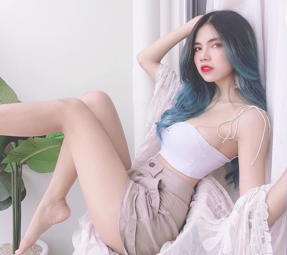 Kể từ ngày về chung nhà, vợ của BLV Văn Tùng cũng cực khéo léo, xây dựng cộng đồng fan lành mạnh, nơi mọi người tôn trọng và hỗ trợ lẫn nhau chứ không phải nơi đấu tố hay tranh cãi.