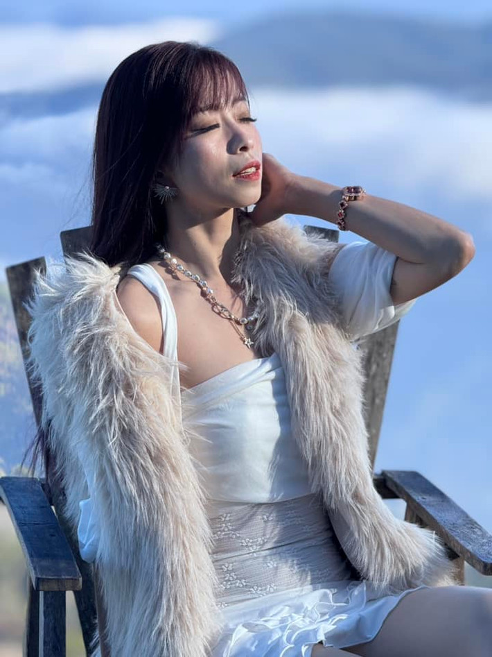 "Đối với tôi thì sự cứng rắn của con nhà võ là lợi thế. Trong cuộc sống hay trong công việc, mọi người đều cần sự cứng rắn đó để có thể vượt qua. Còn đối với "Chị đẹp đạp gió 2024" tôi cảm thấy sự cứng rắn đó giúp tôi học hỏi được nhiều thứ. Tất cả mọi thứ đều mới mẻ nhưng tôi sẽ kiên nhẫn và sẽ hoàn thành tốt các nội dung của sân chơi này" - Châu Tuyết Vân tâm sự.