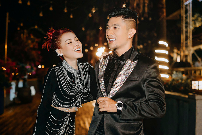 Trong buổi phát trực tiếp này, Ngân 98 đã có những chia sẻ thẳng thắn về mối quan hệ của cô và nam nhạc sĩ Lương Bằng Quang, đặc biệt là liên quan đến những sáng tác âm nhạc của anh.
