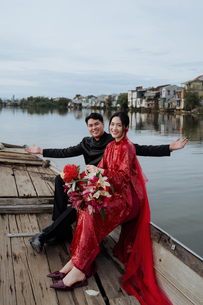 Trên trang cá nhân, cặp đôi đều hạnh phúc chia sẻ bộ ảnh cưới ngọt ngào được thực hiện ở Đà Nẵng.
