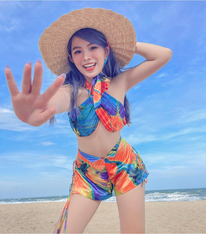Cũng giống như hầu hết các bạn trẻ cùng trang lứa khác, Thụy Hân có sở thích làm đẹp, mua sắm và đi du lịch khám phá những vùng đất mới, những địa danh nổi tiếng ở trong nước và cả nước ngoài.