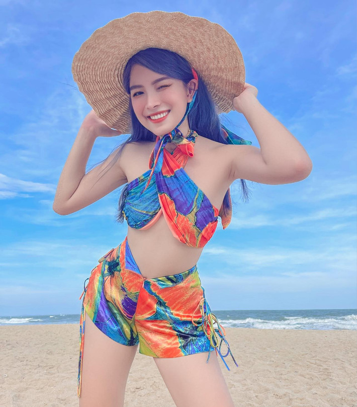 Thụy Hân bén duyên với nghề làm mẫu ảnh từ khi cô bạn mới học lớp 10, và từ đó đến nay đã 3 năm, cô nàng ngày càng tạo dáng chuyên nghiệp và tự tin thể hiện mình trước ống kính.