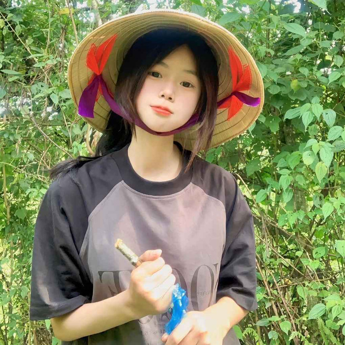 Xuất hiện trong livestream (phát sóng trực tiếp) bán hàng cùng Pew Pew, hot girl Mỹ Lệ ghi điểm với cộng đồng mạng nhờ cách nói chuyện dễ thương và gương mặt xinh đẹp được ví như các "tỷ tỷ xứ Trung".