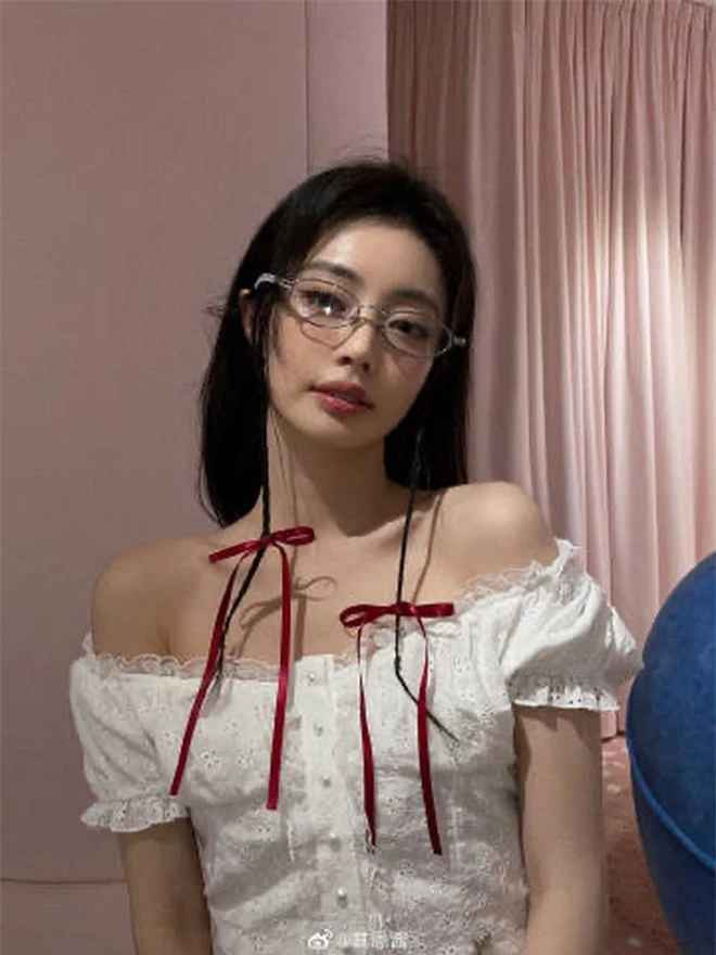 Từ visual, phong cách cho đến thần thái của hot girl xứ Trung đều khá tương đồng với Jennie, đặc biệt là những khoảnh khắc cô bạn này cười mỉm