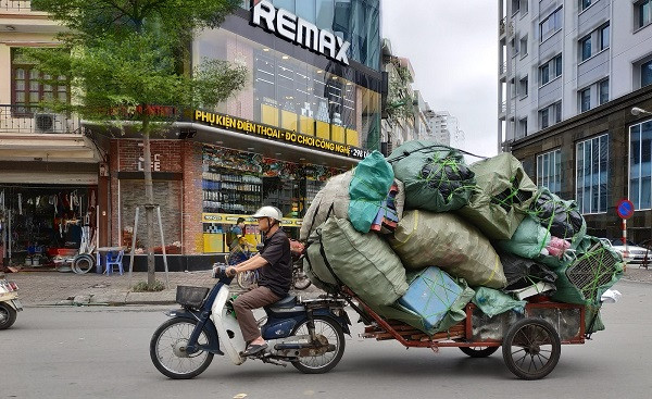 Chính bởi hình ảnh độc lạ, gây cười mà những pha giao hàng “có một không hai” này nhanh chóng thu hút nhiều sự quan tâm, bàn tán, mang về cho chính chủ hàng triệu lượt xem.