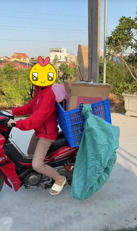 Khi gõ từ khóa “shipper bất ổn” trên TikTok, không chỉ một mà có rất nhiều hình ảnh/clip với những pha giao hàng cồng kềnh và bất đắc dĩ tương tự.