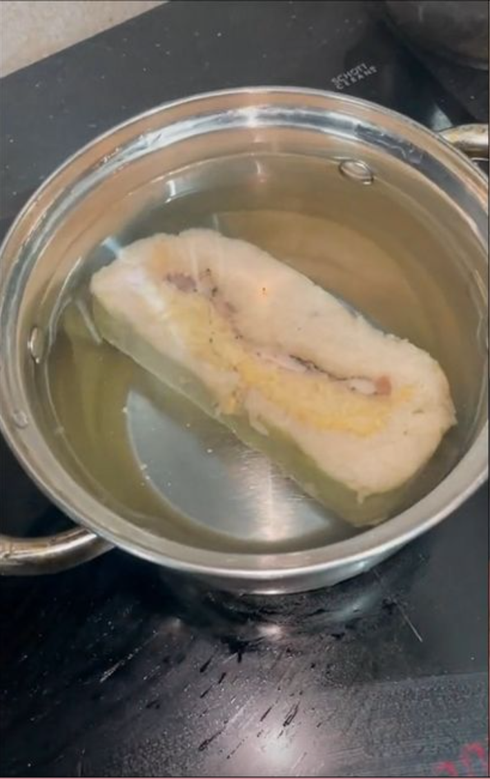 Những năm trước, bên cạnh bánh chưng rán theo cách thông thường, bánh chưng chấm đường hoặc mật thì dân mạng còn sốt xình xịch với bánh chưng rán nước lọc.